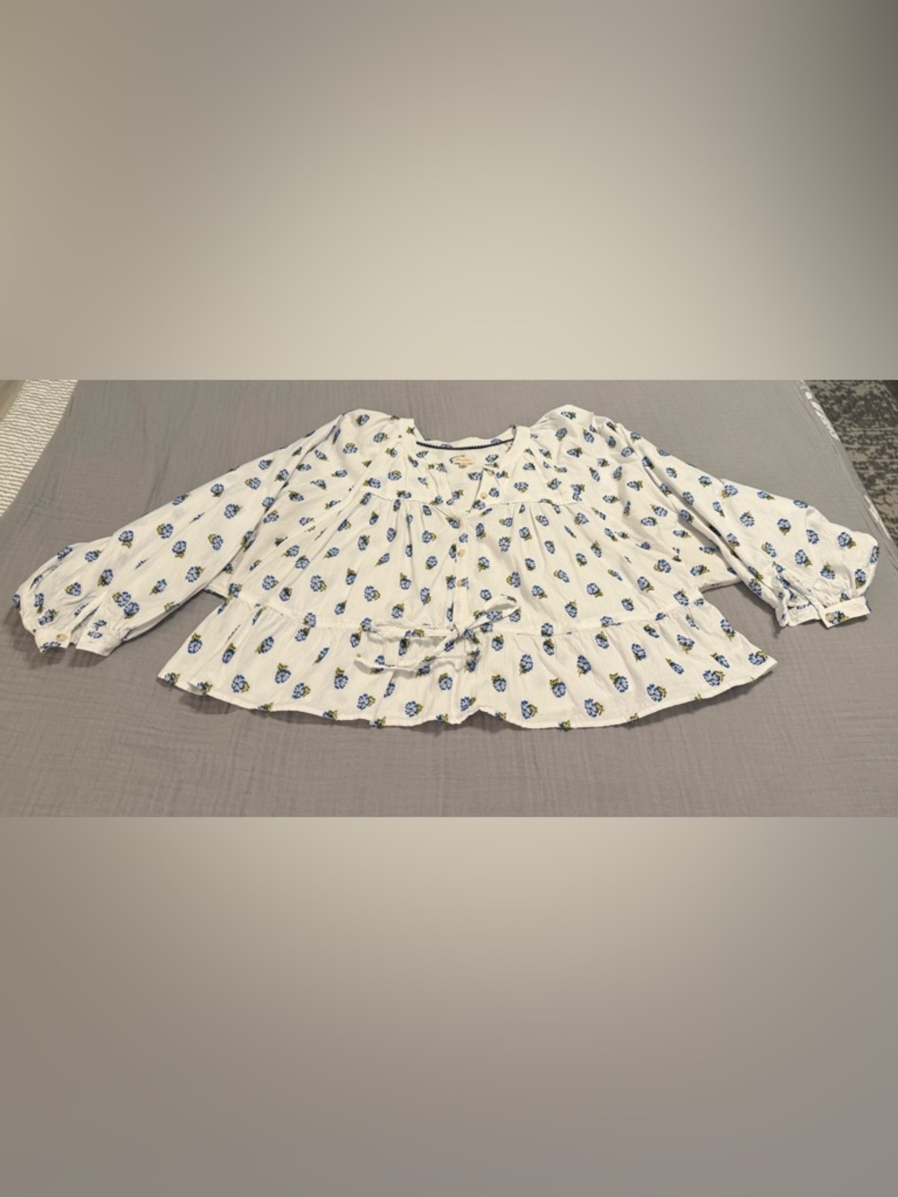 1X Anthropologie Pilcro Babydoll Batwing Blouse white with blue floral - Picture 5 of 10